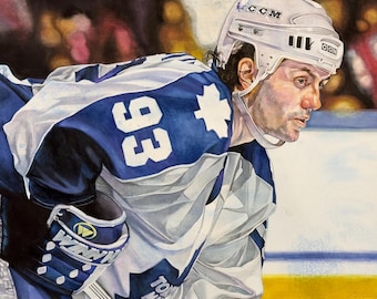 Pode incluir: Pintura em aquarela de um jogador de hóquei com uma camisa branca e azul com o número 93. O jogador usa um capacete branco e luvas azuis e brancas. A camisa apresenta um logotipo de folha de bordo.