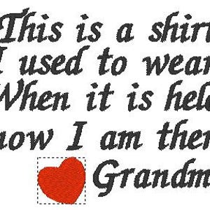Peut inclure: Un design graphique noir et blanc avec un cœur rouge. Le texte dit "This is a shirt I used to wear. When it is held, know I am there. Grandma".
