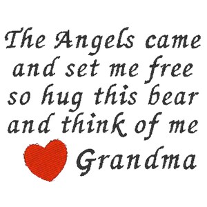 Könnte beinhalten: Weißer Hintergrund mit dem Text "The Angels came and set me free so hug this bear and think of me Grandma." Ein rotes Herz befindet sich unten links im Text. Der Text ist in einer Schreibschrift.
