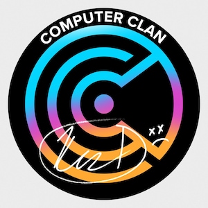 Puede incluir: Pegatina circular negra con el texto "COMPUTER CLAN" en blanco. El diseño presenta líneas concéntricas azules, moradas y naranjas alrededor de un círculo negro central. También hay una firma blanca y una pequeña cara triste.