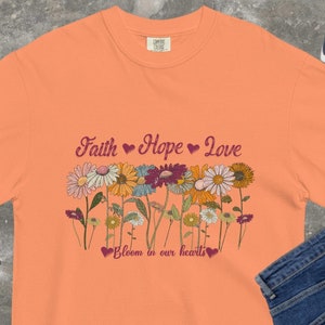 Inspirerend T-shirt voor vrouwen met hoop Faith Love Flowers Bloom, distressed vintage design op comfortabel kleurenshirt, Valentijnsdag