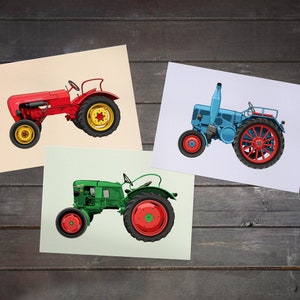 Pode incluir: Três ilustrações de tratores coloridos. Os tratores são vermelhos com rodas amarelas, azuis com rodas vermelhas e verdes com rodas vermelhas. As ilustrações estão em papel creme e branco, sobre um fundo de madeira escura.