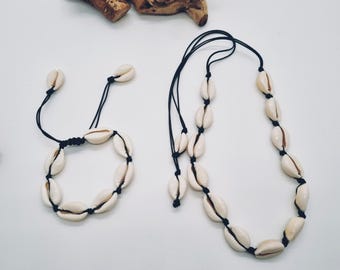 Natural cowrie shell jewelry set – adjustable necklace and bracelet – black cord, boho/afro chic style – handmade