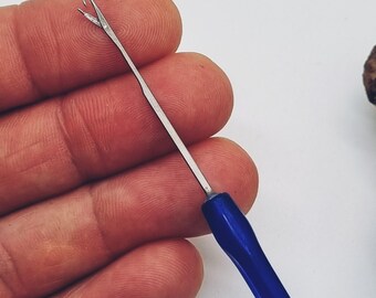 Mini Latching Beading Hook 2.5mm - Bead Threader, Micro & Sisterlocks Tool - Non-Slip Handle