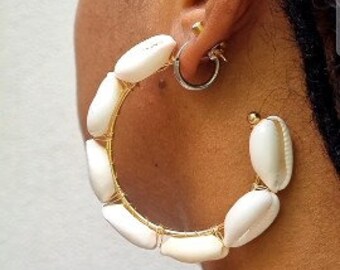 Cowrie shell hoop earrings, 6 cm – 7 natural shells per earring | Afro-boho style, lightweight & summery | Handmade