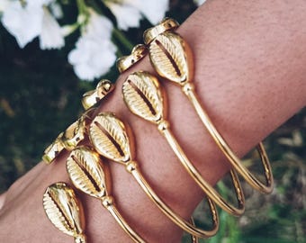 Gold-plated cowrie shell bangle bracelet – adjustable (sold individually or in sets of 5)