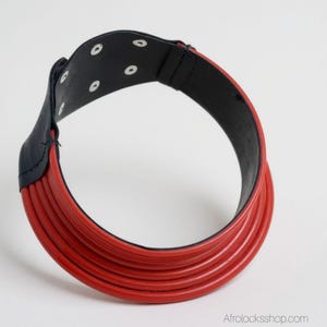 Rote „Ringe“-Halskette – 6 cm breit, moderner afrikanischer Stil, verstellbar mit Druckknöpfen, bequemes Kunstlederfutter