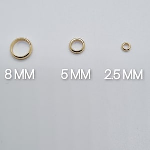 Puede incluir: Tres anillos de salto de oro en diferentes tamaños: 8 mm, 5 mm y 2,5 mm. Los anillos son lisos y brillantes.
