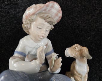 Porzellan Figur Junge sitzend mit Hündchen Lladro Skulptur