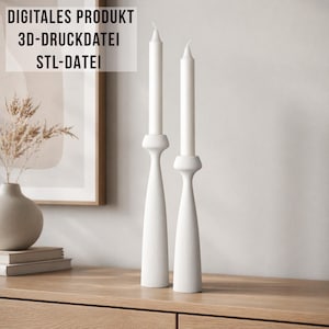 Puede incluir: Dos candelabros blancos con velas blancas. Los candelabros tienen un diseño acanalado y una base decorativa. La imagen también incluye el texto "DIGITALES PRODUKT 3D-DRUCKDATEI STL-DATEI".