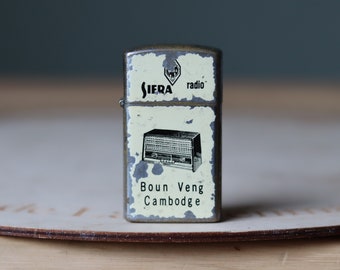 Briquet à essence très rare et vintage de Coronet Rocky avec la marque et l'image Siera Radio dessus. Boun Veng Cambodge