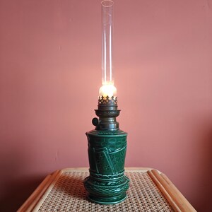 Fantastische vintage olielamp van aardewerk in het groen met speelkaarten, met vroege Wild & Wessel lonthouder, zeldzaam exemplaar.