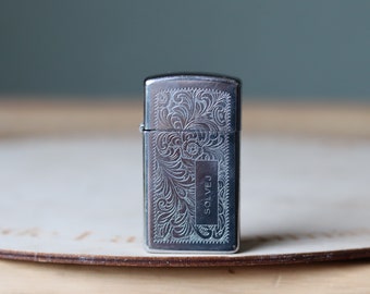 Petit briquet à essence Zippo spécial décoré avec le texte Solvej de 1991