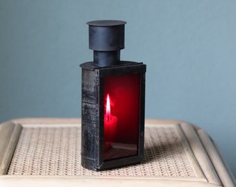 Bijzondere antieke seinlamp, kaarslantaarn, handlantaarn met rood glas