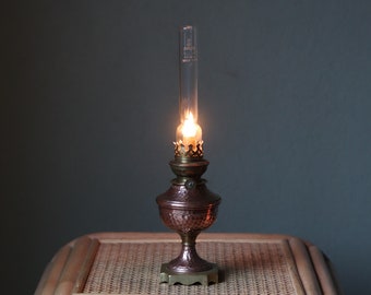 Fantastica e attraente lampada ad olio con porta stoppino della ditta francese SI. Il rame ha un bellissimo effetto martellato.