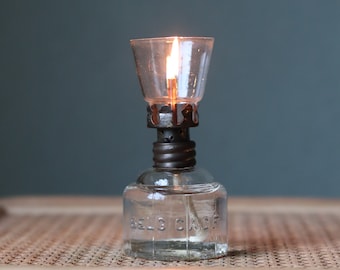 Mooi klein olielampje, nachtlampje, met mooi blank glas van Belgica D.F