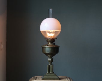 Fantastische grote olielamp van Veritas met bijzondere lonthouder, statig en zeldzaam exemplaar, geeft heel erg veel licht