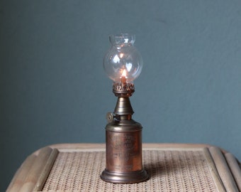 Bijzondere vintage olielamp, Pigeon lamp, Lampe Feutrée, met lonthouder van Gaudard