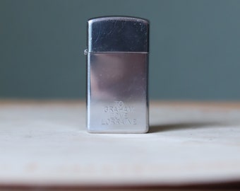 Petit Zippo spécial avec le texte To Graham Love Lorraine de 1974