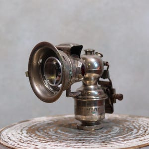 Rare beautiful carbide bicycle lamp of the English brand Miller&#39;s, model Regalite, 1920s with unique double lens. In fantastic condition.