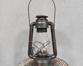 Lampe tempête allemande Bat 200 extrêmement rare, en excellent état, avec un magnifique verre marqué et des accents rouges. En superbe état.