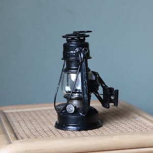 Fantastic pre-war storm lamp, storm lantern, bicycle lamp, the Feuerhand 175F, late 1930s, with original glass