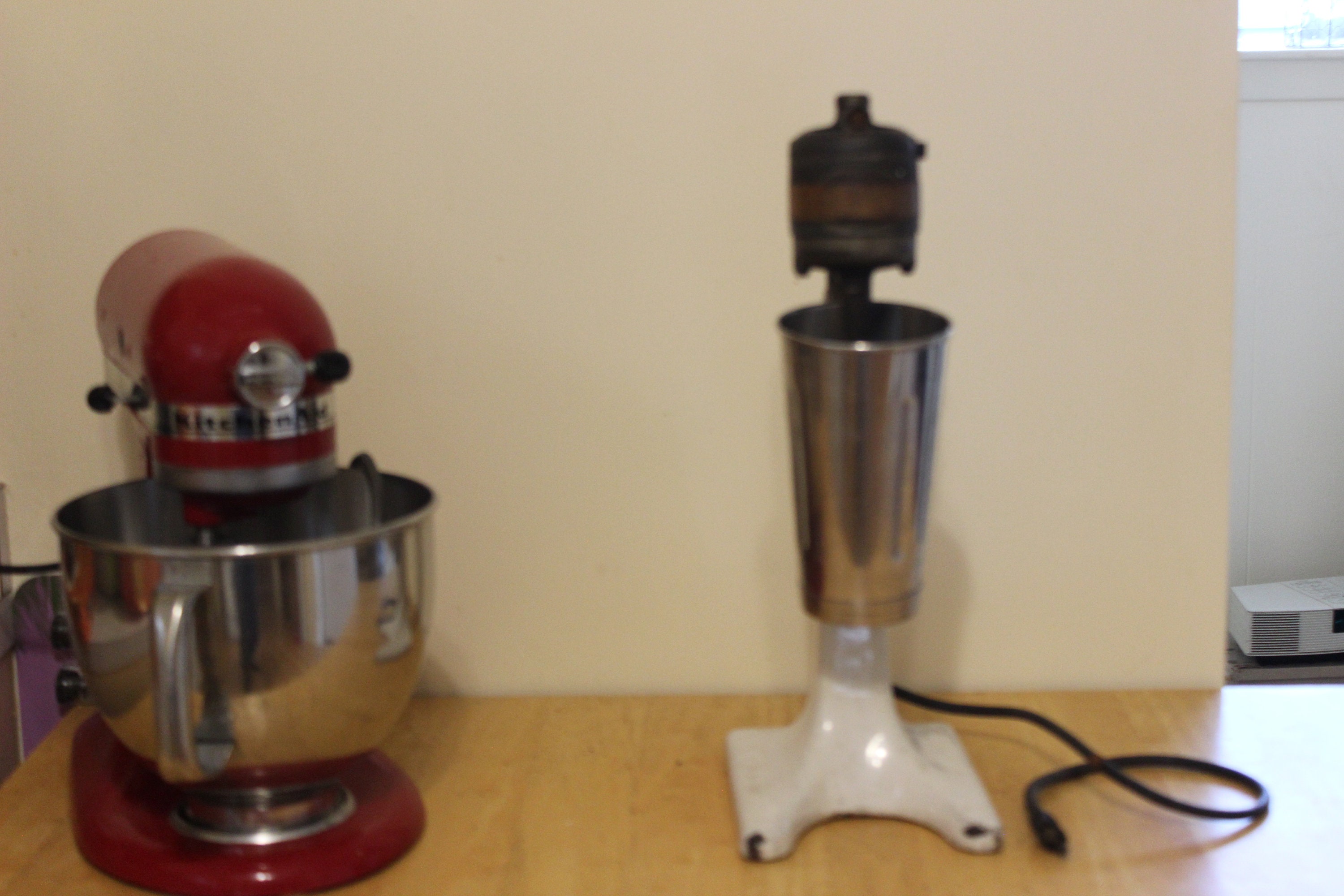 Vintage OSTER 6627 Chrome Milkshake Drink Maker Blender Mixer Machine w/ Cup