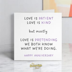 Lustige Jubiläumskarte – Love Is Patient Love Is Kind – Humorvolle Karte für Paare, Partner, Frau, Ehemann, Jahrestagskarte für Partner
