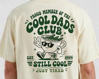 Camiseta del Club de Papás Geniales, Camiseta personalizada para papá primerizo, Camiseta "Sigue siendo genial, solo que cansado", Regalo para papá primerizo, Camiseta retro de paternidad con temática de café