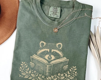 Camiseta Comfort Colors con estampado floral de mapache leyendo, regalo divertido para bibliotecarios, camiseta retro para amantes de los libros, camiseta para ratones de biblioteca.