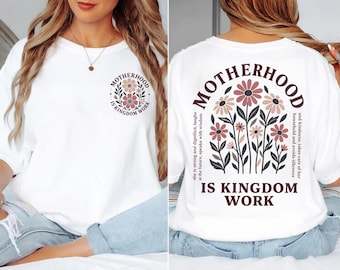 Camiseta Comfort Colors "La maternidad es trabajo del reino" Camiseta cristiana para mamá Regalos religiosos para mamás para el Día de la Madre Conjunto con versículo bíblico floral