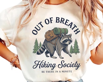 Camiseta de la Sociedad de Senderismo "Out of Breath", Lindo Club de Senderismo con Mapaches, Regalo para Amantes de la Naturaleza para Grupos de Senderistas, Camiseta Retro de Acampada en la Montaña
