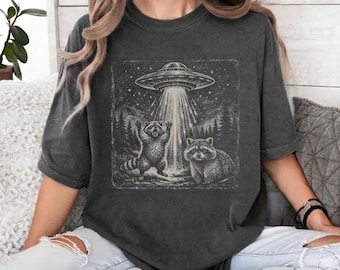 Camiseta Comfort Colors de mapache con ovni, camiseta vintage de abducción alienígena, camiseta divertida con meme de animales, regalo con humor sarcástico para amantes de los mapaches.