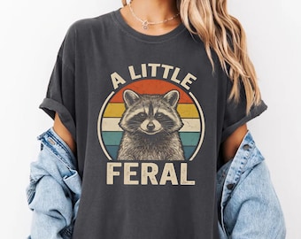 Camiseta Comfort Colors "Un pequeño mapache salvaje", camiseta con humor sobre salud mental, regalo divertido con memes de animales, atuendo de mapache.