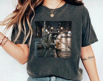 Camiseta Comfort Colors con mapache bebiendo café helado / Camiseta divertida con meme de animales / Regalos para amantes del café para mujeres / Camiseta con humor de mapache