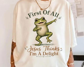 En primer lugar, Jesús piensa que soy una rana encantadora. Camiseta divertida cristiana, regalo de fe con humor para ella, diseño digital veraniego a rayas estilo preppy.