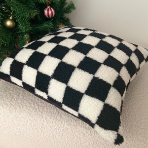 Gezellige pluche geruite kussensloop – zwart-wit vakantieaccent voor een chique kerstdecor