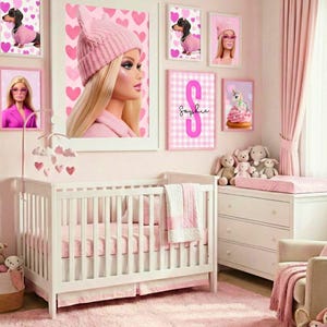Puede incluir: Un cuarto de bebé rosa con una cuna blanca, una cómoda y un sillón. Las paredes están decoradas con arte enmarcadas con Barbie, perros salchicha y una magdalena. Un móvil cuelga sobre la cuna y una alfombra rosa cubre el suelo.