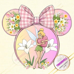 Puede incluir: Ilustración caprichosa de Campanilla, sosteniendo un corazón rosa, dentro de un diseño de oreja de Minnie Mouse. El diseño incluye un lazo de cuadros rosa, detalles florales y el texto "Tinkerbell" en un logotipo circular.