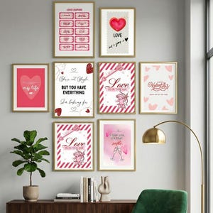 Puede incluir: Una colección de impresiones artísticas enmarcadas con temática de San Valentín. Las impresiones presentan corazones, cupidos y frases románticas en tonos rosas y rojos. Algunas impresiones incluyen texto como "Love is in the air".