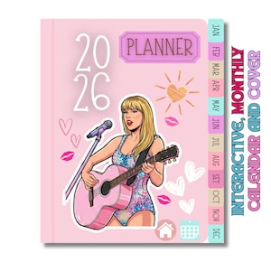 Puede incluir: Una agenda rosa de 2026 con una ilustración de una mujer tocando una guitarra rosa. La agenda tiene la palabra "PLANNER" y los meses del año enumerados en el lateral. La portada también presenta corazones, un sol y las palabras "INTERACTIVE, MONTHLY CALENDAR AND COVER."