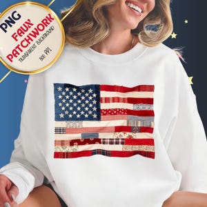 Puede incluir: Una sudadera blanca de cuello redondo con un gráfico de la bandera estadounidense en estilo faux patchwork. El diseño de la bandera consta de varios patrones de tela, incluyendo cuadros vichy, estampados florales y texturas de cuadros en rojo, blanco y azul.