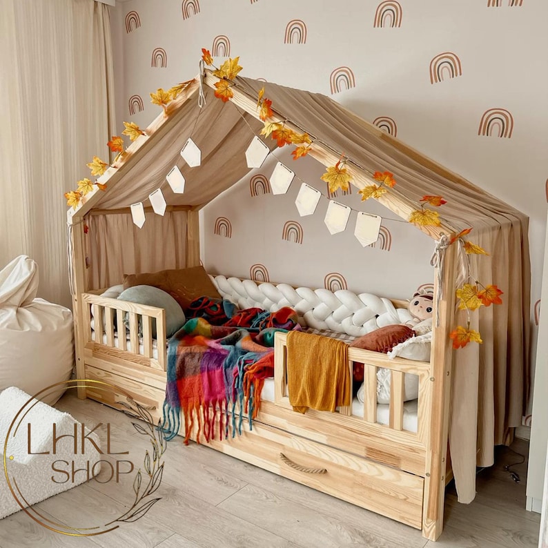 Pu&ograve; includere: Una struttura letto in legno con baldacchino e un materasso bianco. Il letto &egrave; decorato con decorazioni autunnali, tra cui una ghirlanda di foglie e una catena di luci. Il letto ha un cassetto incorporato per riporre gli oggetti.