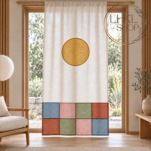 Peut inclure: Un rideau en lin beige orné d'un grand cercle jaune moutarde centré et d'une bordure inférieure composée de huit rectangles alternant les couleurs bleu, rose, vert et terre cuite, suspendu devant une porte vitrée.