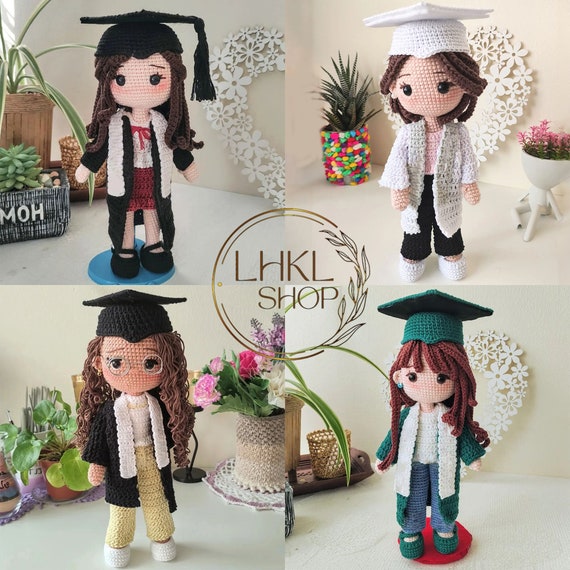 Bambola di laurea personalizzata all'uncinetto, bambola di laurea amigurumi, ritratto all'uncinetto, bambola da scapolo, regalo di laurea, ricordo di laurea, collage di laurea - Italia