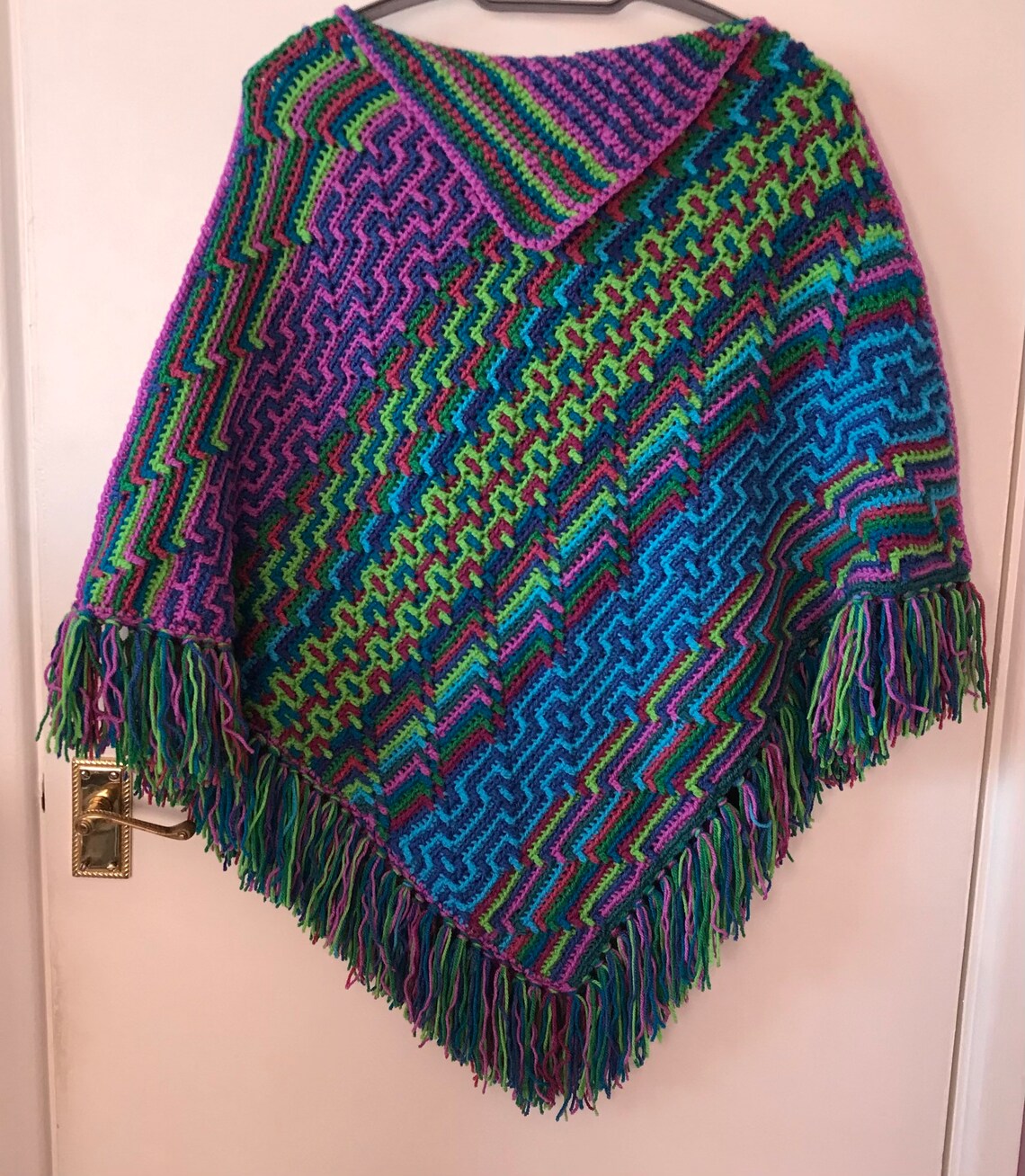 Poncho gehäkelt in Mosaik muster