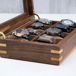 Scatola portaorologi personalizzata in noce con coperchio in vetro, custodia per orologi realizzata a mano, vetrina per orologi personalizzata (8-10-12 scomparti), regalo inciso per il marito immagine 3