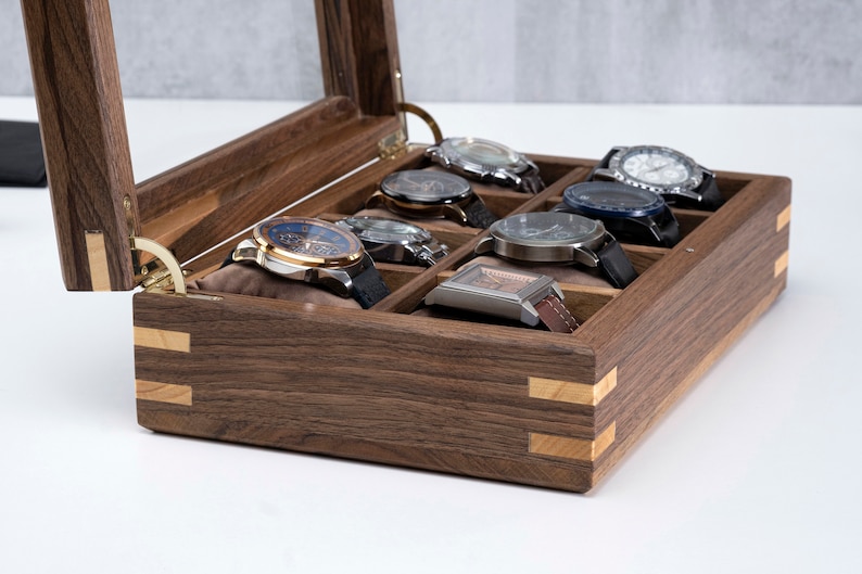 Scatola portaorologi personalizzata in noce con coperchio in vetro, custodia per orologi realizzata a mano, vetrina per orologi personalizzata (8-10-12 scomparti), regalo inciso per il marito immagine 3