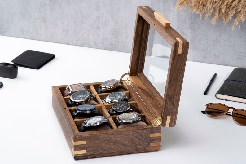 Scatola portaorologi personalizzata in noce con coperchio in vetro, custodia per orologi realizzata a mano, vetrina per orologi personalizzata (8-10-12 scomparti), regalo inciso per il marito immagine 7