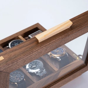 Scatola portaorologi personalizzata in noce con coperchio in vetro, custodia per orologi realizzata a mano, vetrina per orologi personalizzata (8-10-12 scomparti), regalo inciso per il marito immagine 5